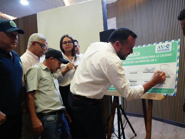 A través de un acto simbólico se firmó en la ciudad de Santa Marta el ‘Gran Pacto con la Comunidad para la Calidad Eléctrica y el Bienestar de los Usuarios de Air-e’ / Air-e