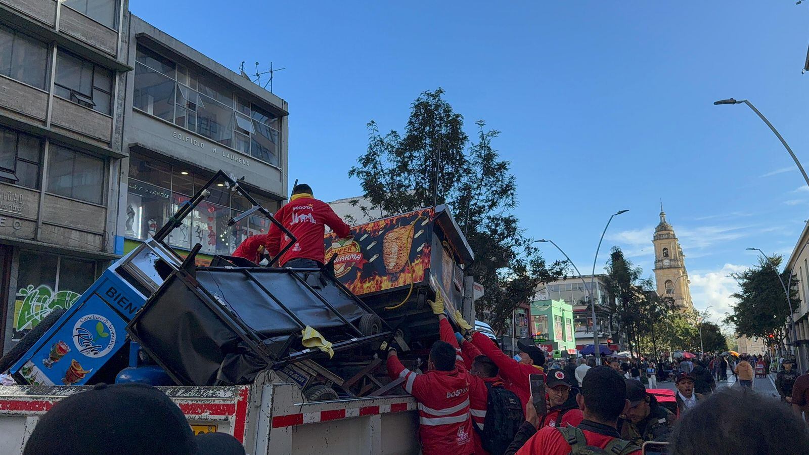 Comida en descomposición, licor adulterado y personas capturadas: así fue el operativo en el centro. Foto:  Secretaría de Gobierno de Bogotá.