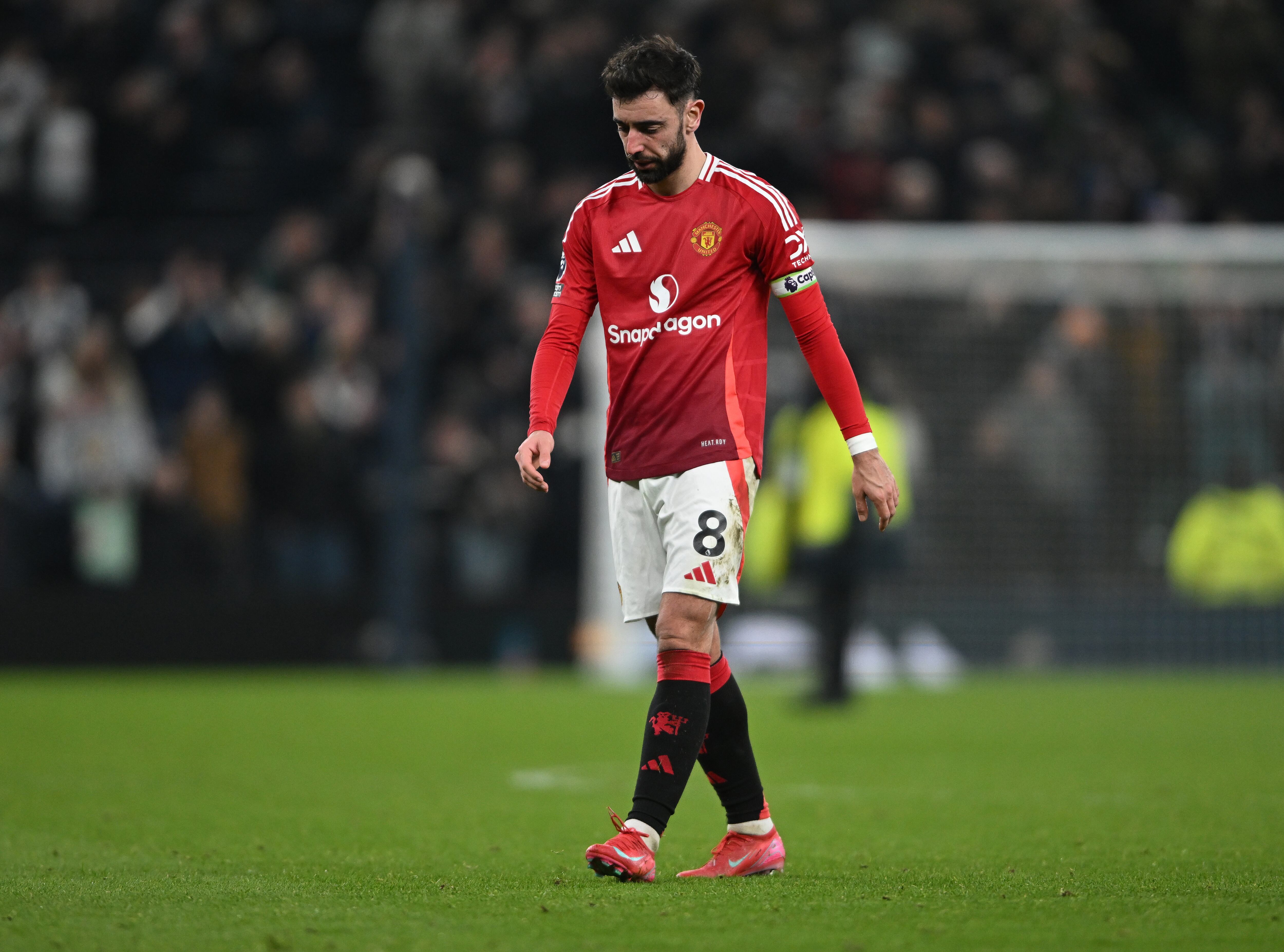 LONDON (United Kingdom), 16/02/2025.- Manchester United's Bruno Fernandes looks disappointed after losing the English Premier League soccer match between Tottenham Hotspur and Manchester United, in London, Britain, 16 February 2025. (Reino Unido, Londres) EFE/EPA/DANIEL HAMBURY EDITORIAL USE ONLY. No use with unauthorized audio, video, data, fixture lists, club/league logos, 'live' services or NFTs. Online in-match use limited to 120 images, no video emulation. No use in betting, games or single club/league/player publications.