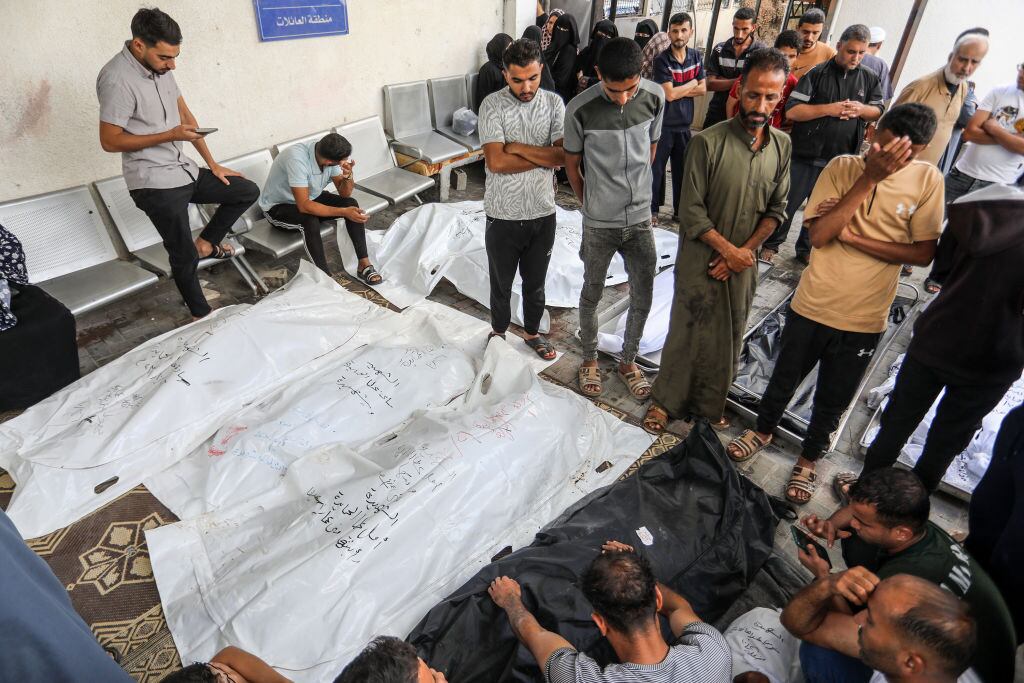 Personas lamentan el fallecimiento de sus seres queridos en hospital de Gaza. (Foto: Abed Rahim Khatib/Anadolu via Getty Images)