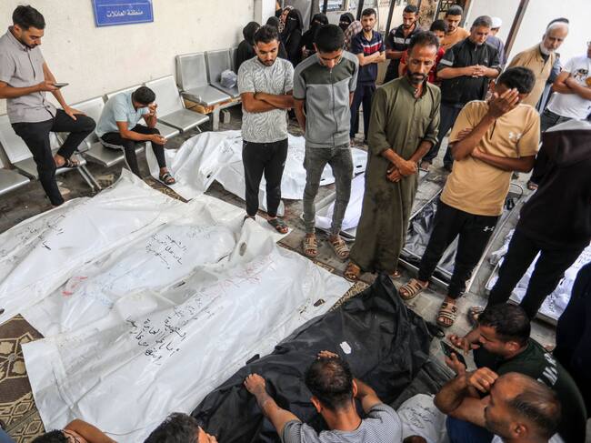 Personas lamentan el fallecimiento de sus seres queridos en hospital de Gaza. (Foto: Abed Rahim Khatib/Anadolu via Getty Images)