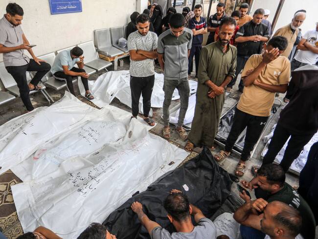 Personas lamentan el fallecimiento de sus seres queridos en hospital de Gaza. (Foto: Abed Rahim Khatib/Anadolu via Getty Images)