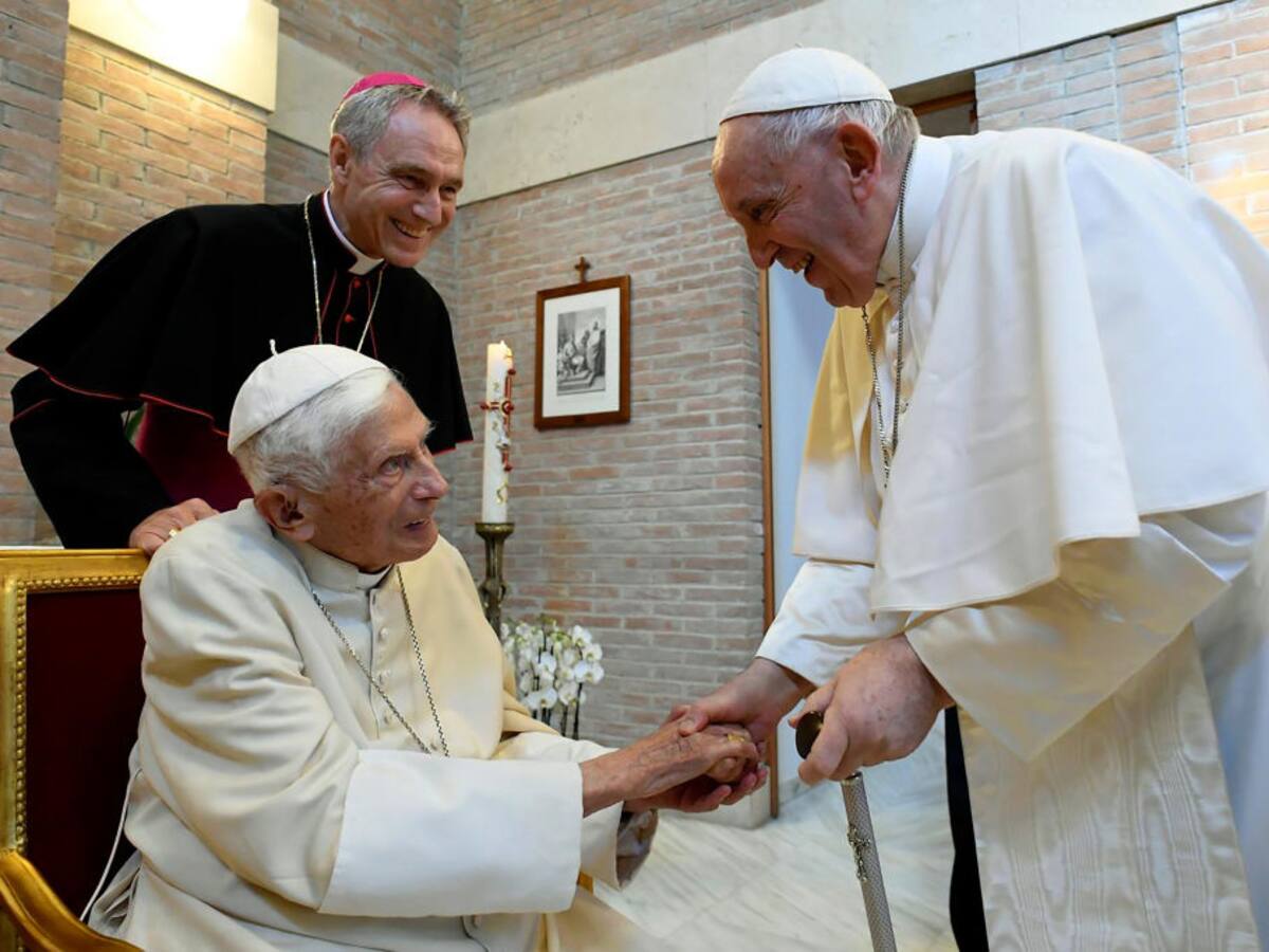 Papa Francisco pide oraciones para Benedicto XVI: “está muy enfermo”