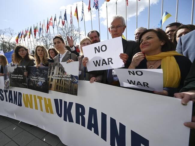 Manifestantes que piden el fin de la escalada de Rusia en Ucrania fuera del Consejo de Europa. (Photo by Frederick FLORIN / AFP) (Photo by FREDERICK FLORIN/AFP via Getty Images)