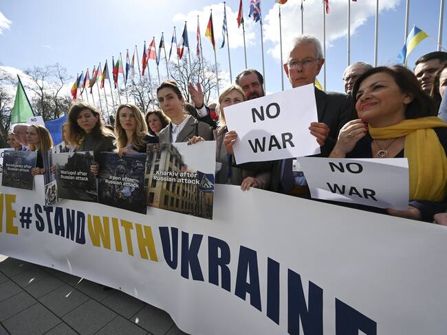 Manifestantes que piden el fin de la escalada de Rusia en Ucrania fuera del Consejo de Europa. (Photo by Frederick FLORIN / AFP) (Photo by FREDERICK FLORIN/AFP via Getty Images)