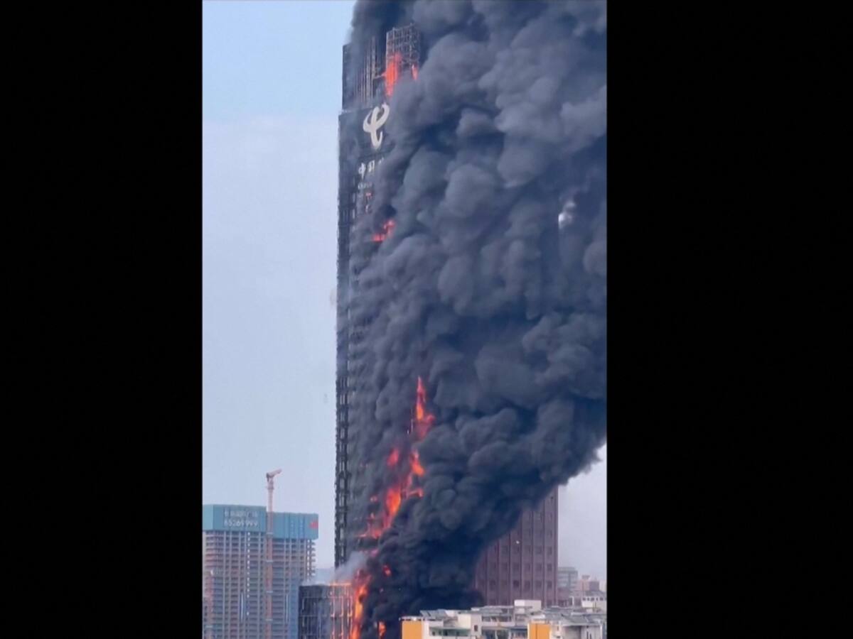 Video: el impresionante incendio en un rascacielos en China