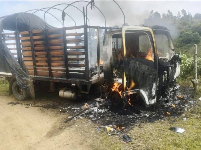 Camión del Ejército fue incinerado en Huila. Crédito: Ejército Nacional
