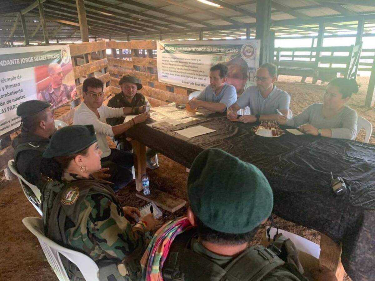 Disidencias de las Farc y Gobierno se reúnen para buscar la paz total