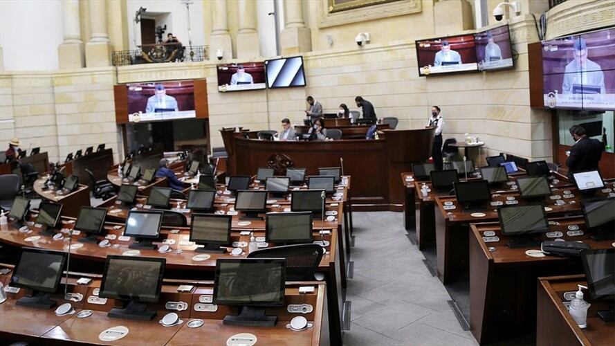 Aún faltan servidores públicos por mostrar su declaración de renta. Foto: Colprensa - Senado