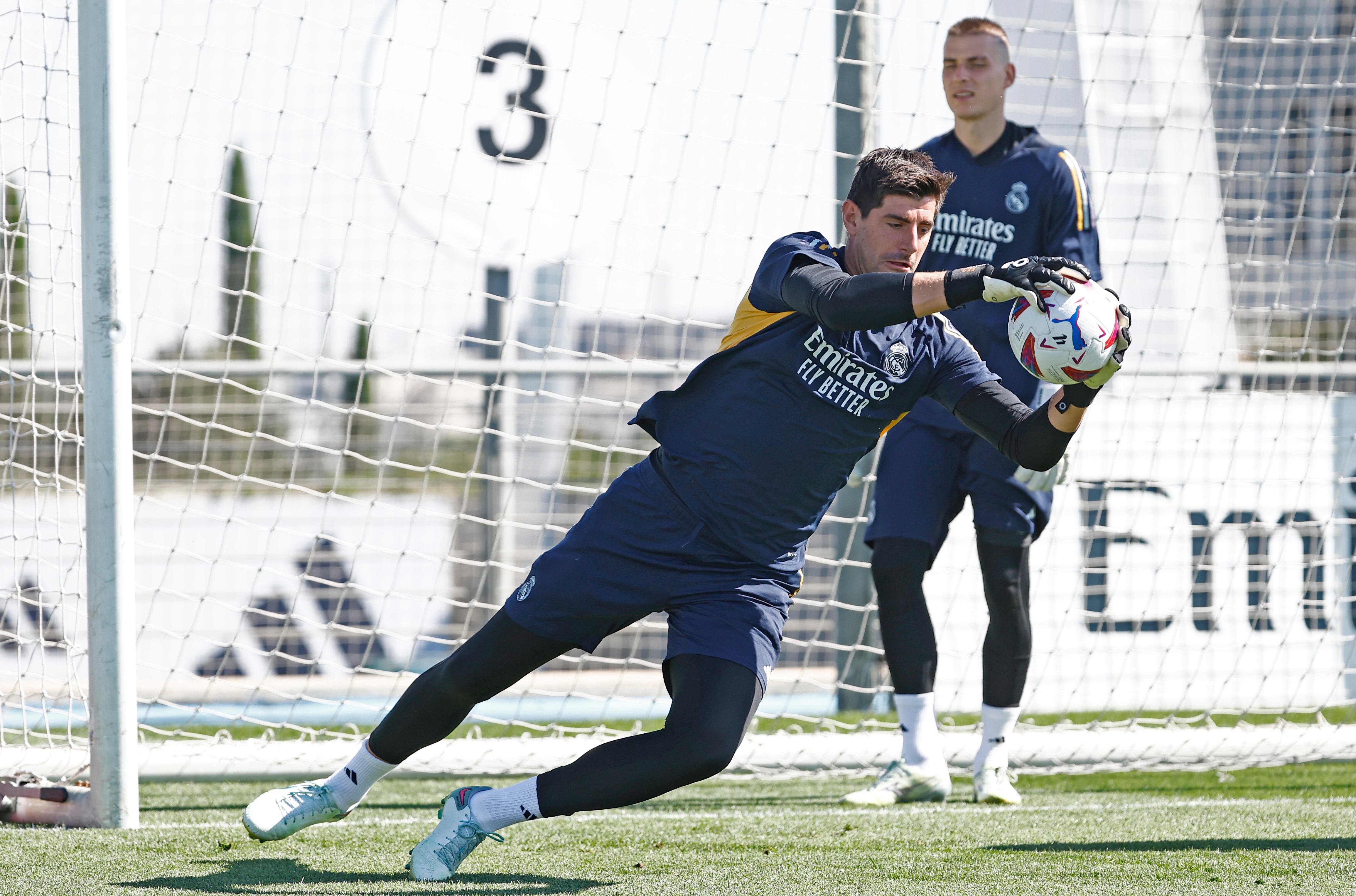 Thibaut Courtois en la sesión de entrenamiento con el Real Madrid. Foto: Antonio Villalba/Real Madrid via Getty Images