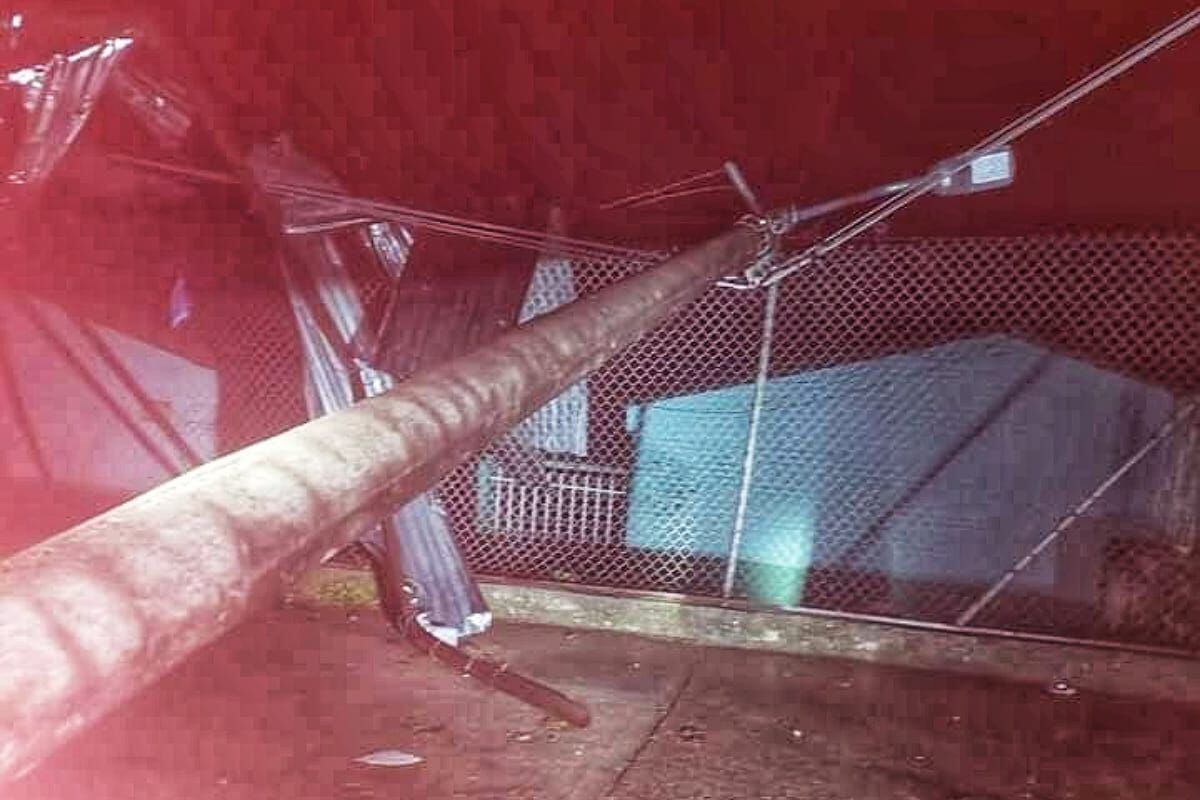 Cuatro postes colapsaron cerca a la institución educativa. Crédito: Alcaldía de Suárez. 