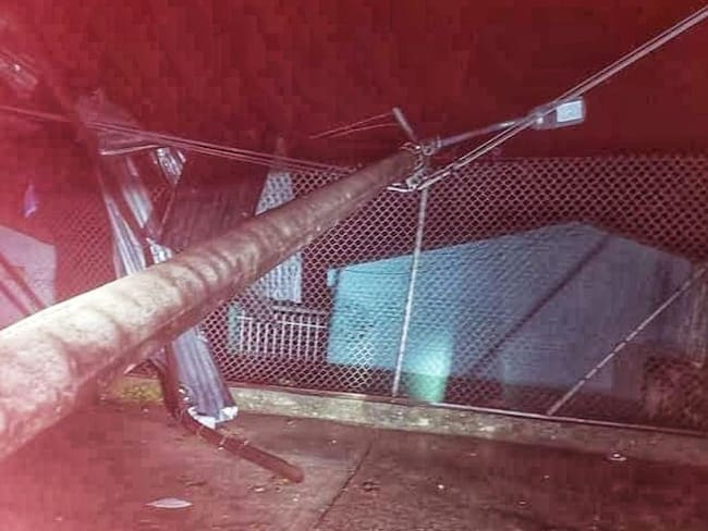 Cuatro postes colapsaron cerca a la institución educativa. Crédito: Alcaldía de Suárez. 