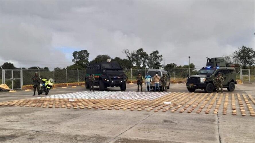 El alcaloide tipo creepy era transportado en un vehículo que fue solicitado por las tropas y los funcionarios de la Policía de Carreteras. Foto: Ejército Nacional