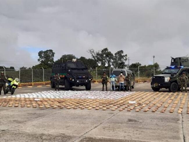 El alcaloide tipo creepy era transportado en un vehículo que fue solicitado por las tropas y los funcionarios de la Policía de Carreteras. Foto: Ejército Nacional