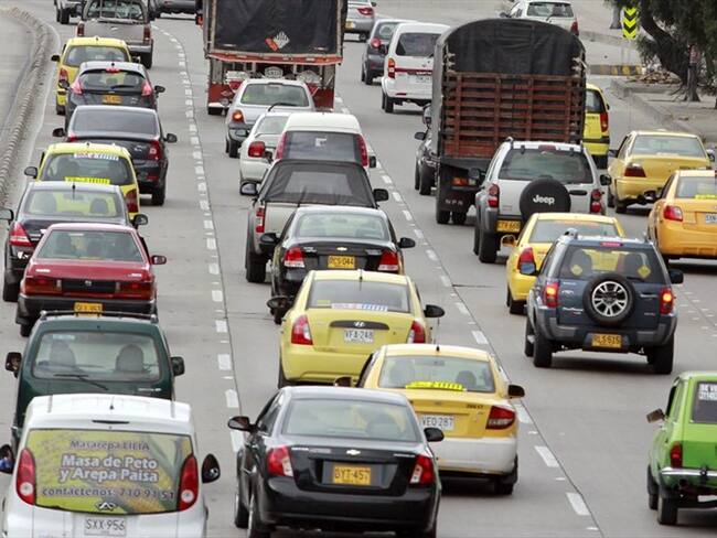 Coronel Gustavo Blanco, comandante de la Policía de Bogotá afirmó que 180 vehículos infringieron la norma impuesta por la alerta ambiental que vive la ciudad.. Foto: Colprensa