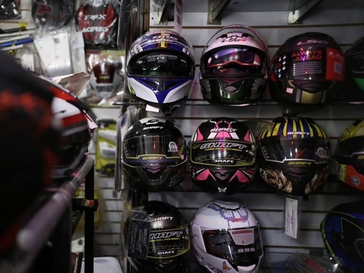 Los requisitos que deberán cumplir quienes vendan y compren cascos para motocicleta