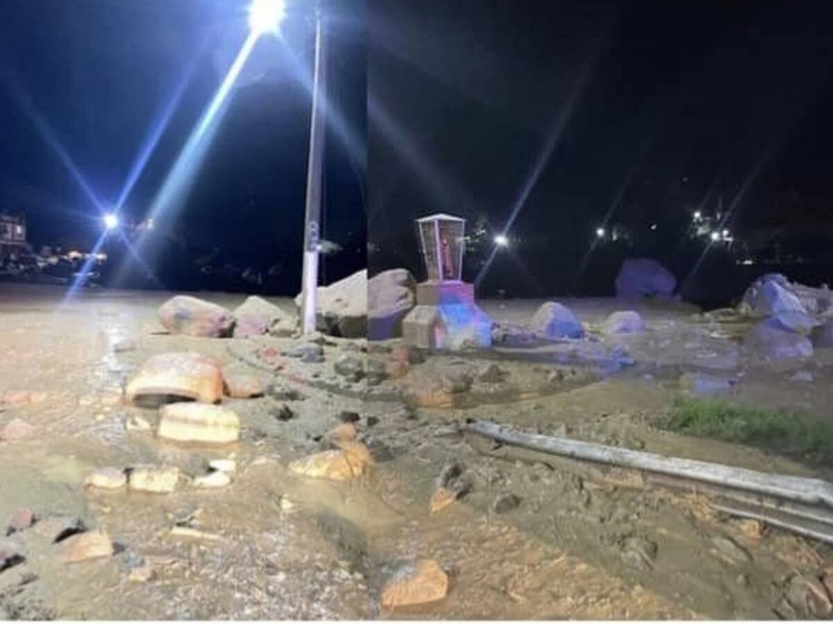 Evacúan 10 viviendas en Paz de Río por desbordamiento de quebrada La Chapa