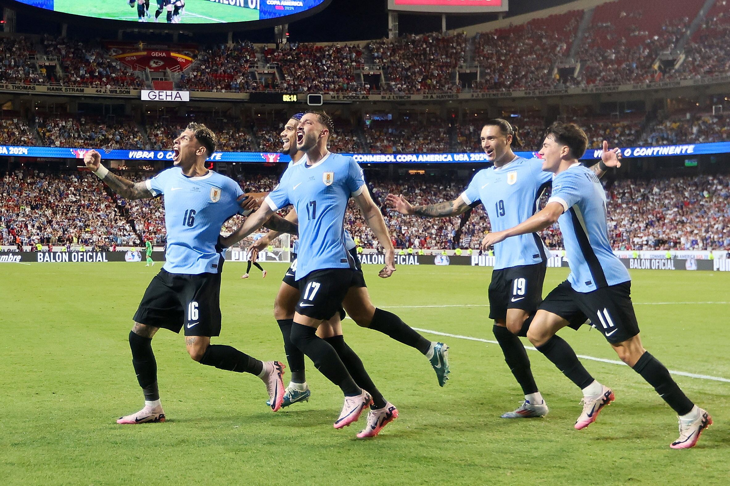 Kansas City (United States), 01/07/2024.- Uruguay's defender Mathias Olivera (L) celebrates scoring a goal with teammates during a CONMEBOL Copa America group C soccer match against the United States in Kansas City, Missouri, USA, 01 July 2024. (Estados Unidos) EFE/EPA/WILLIAM PURNELL