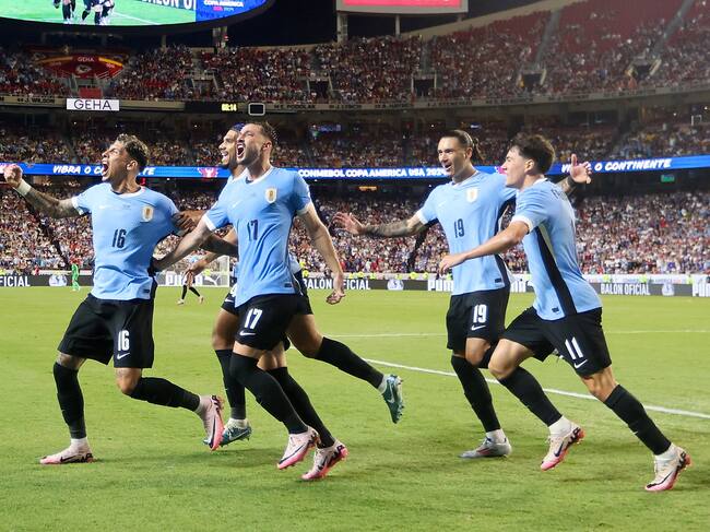 Kansas City (United States), 01/07/2024.- Uruguay's defender Mathias Olivera (L) celebrates scoring a goal with teammates during a CONMEBOL Copa America group C soccer match against the United States in Kansas City, Missouri, USA, 01 July 2024. (Estados Unidos) EFE/EPA/WILLIAM PURNELL