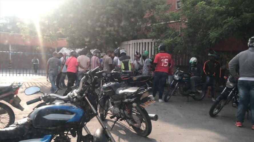 Momentos en que la víctima fue trasladada a un centro asistencial donde falleció minutos más tarde. Foto: Cortesía: Santa Marta al Día