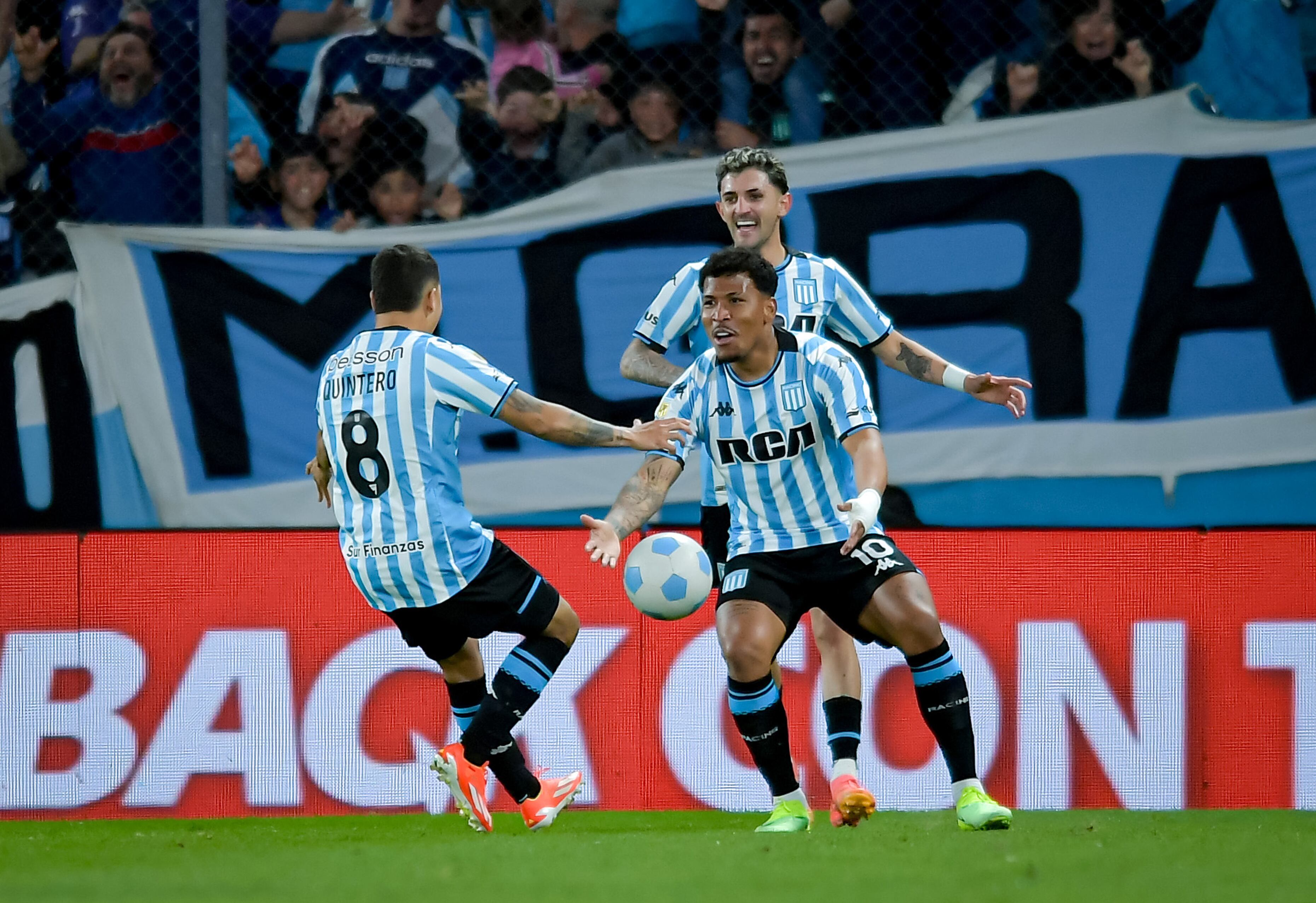 Roger Martinez (d) y Juan Fernando Quintero (i). Foto: Getty Images.