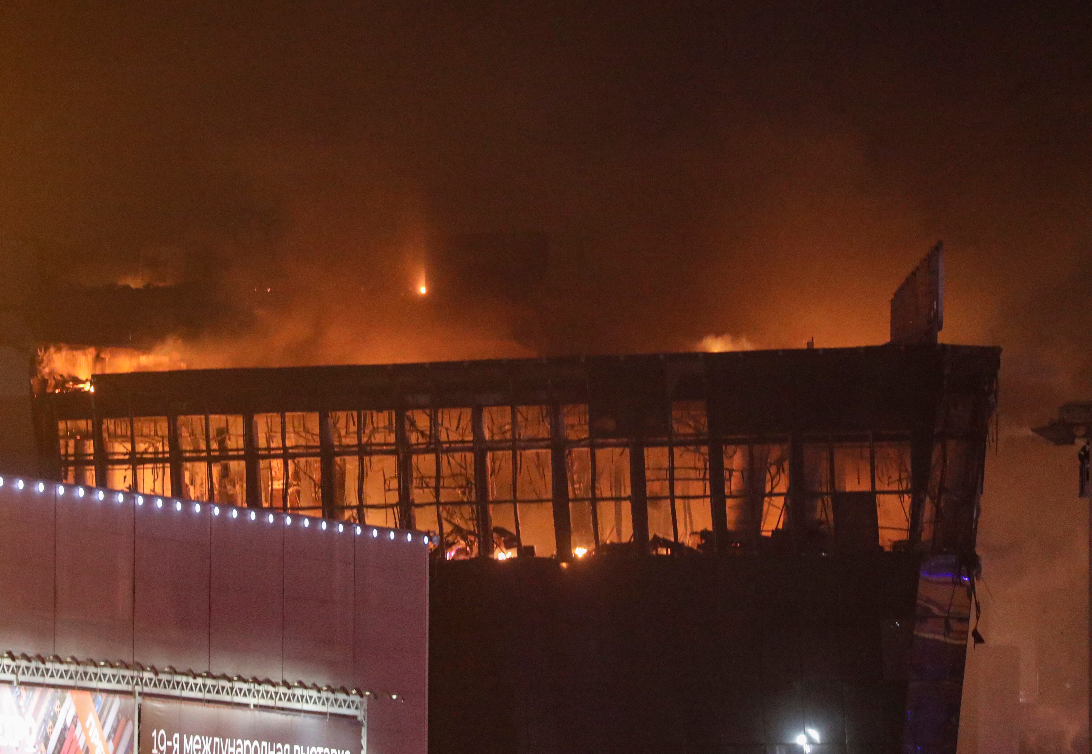 Imágenes del incendio presentado tras atentado que deja más de 40 víctimas en un salón de conciertos de Moscú. Foto: EFE/EPA/MAXIM SHIPENKOV
