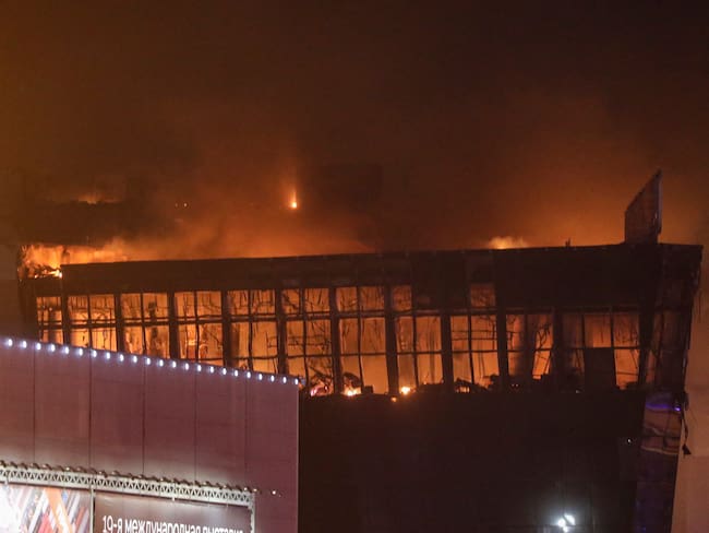 Krasnogorsk (Russian Federation), 22/03/2024.- Fire rises above the Crocus City Hall concert venue following a shooting in Krasnogorsk, outside Moscow, Russia, 22 March 2024. A group of up to five gunmen has attacked the Crocus City Hall in the Moscow region, Russian emergency services said. (Terrorista, Atentado terrorista, Rusia, Moscú) EFE/EPA/MAXIM SHIPENKOV