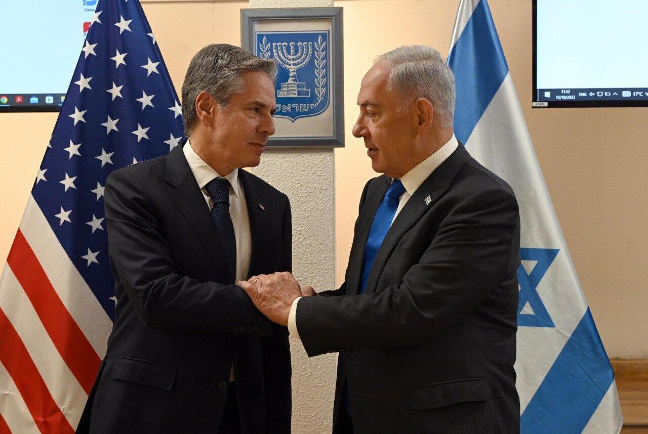 Benjamín Netanyahu y Antony Blinken. (Foto: GPO - Handout/Anadolu via Getty Images)