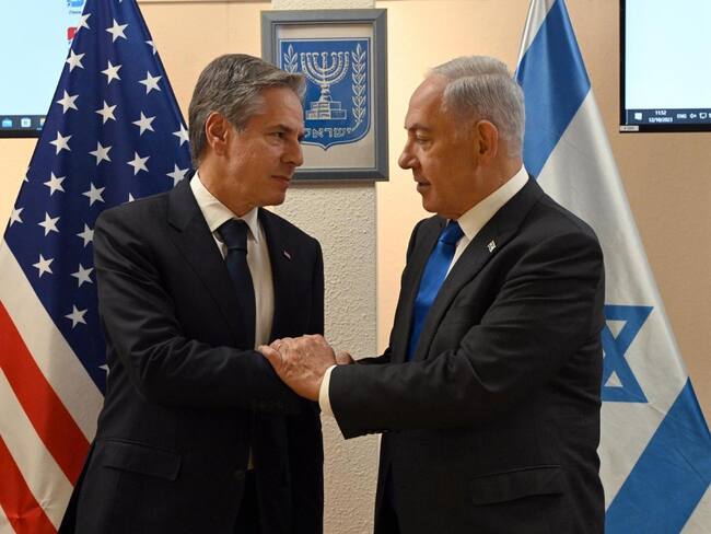 Benjamín Netanyahu y Antony Blinken. (Foto: GPO - Handout/Anadolu via Getty Images)