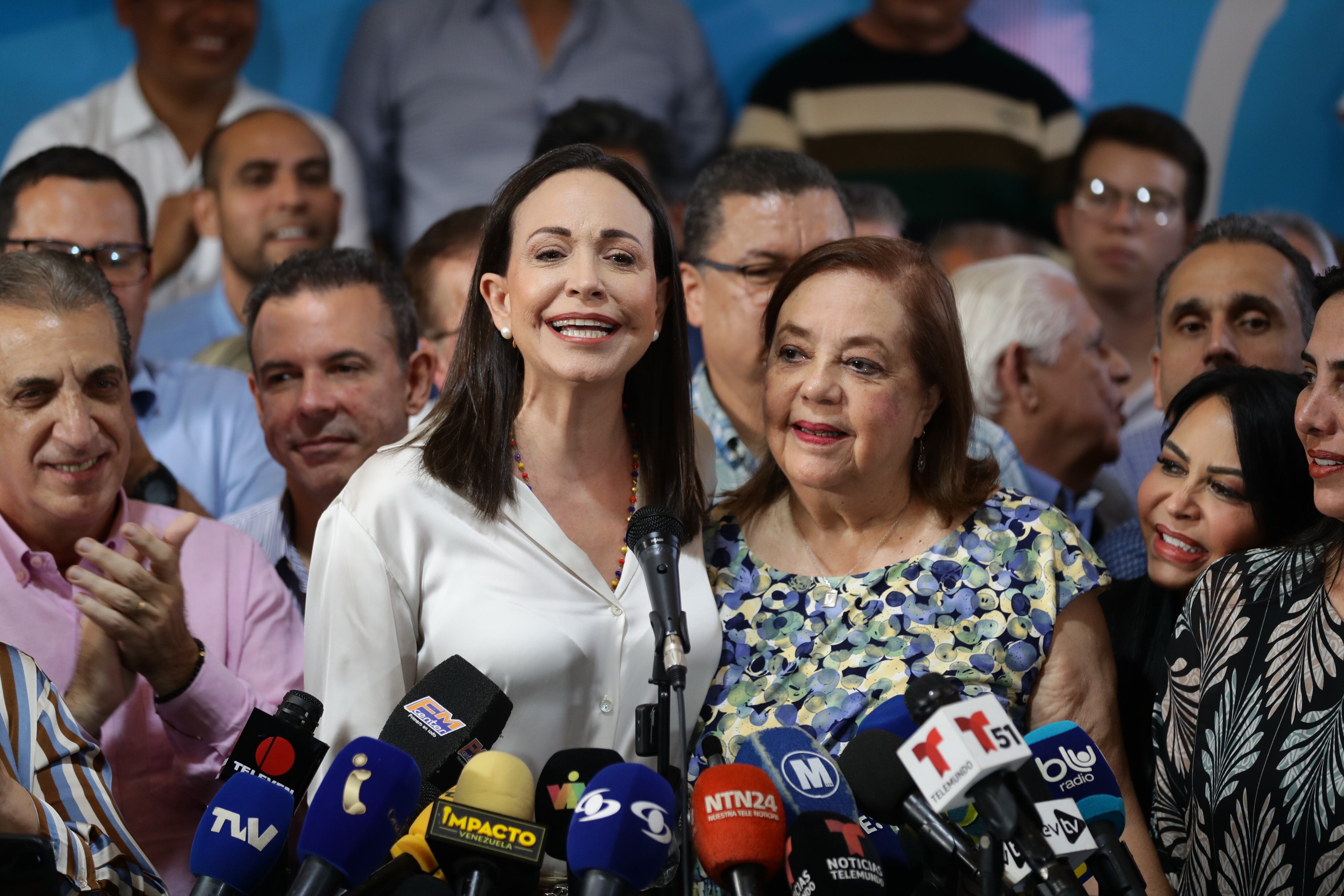 María Corina Machado junto a Corina Yoris. Foto: EFE/ Rayner Peña R.