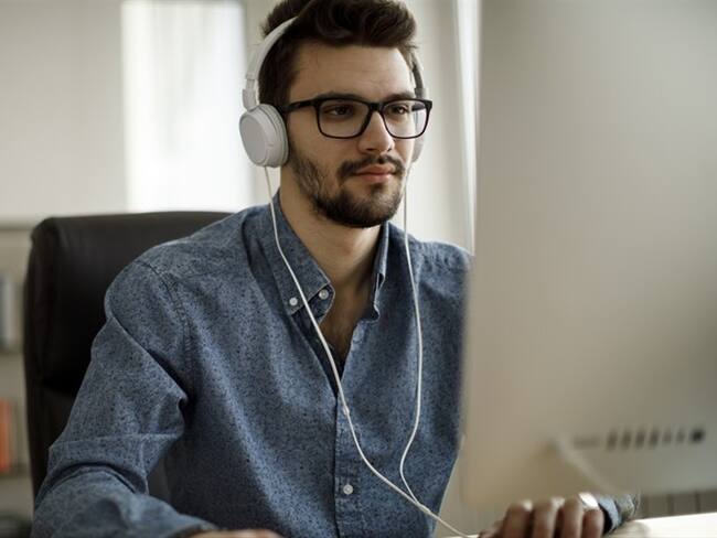 La mujer cruzó desnuda mientras su esposo le dictaba una clase a sus alumnos por medio de una videoconferencia.. Foto: Getty Images