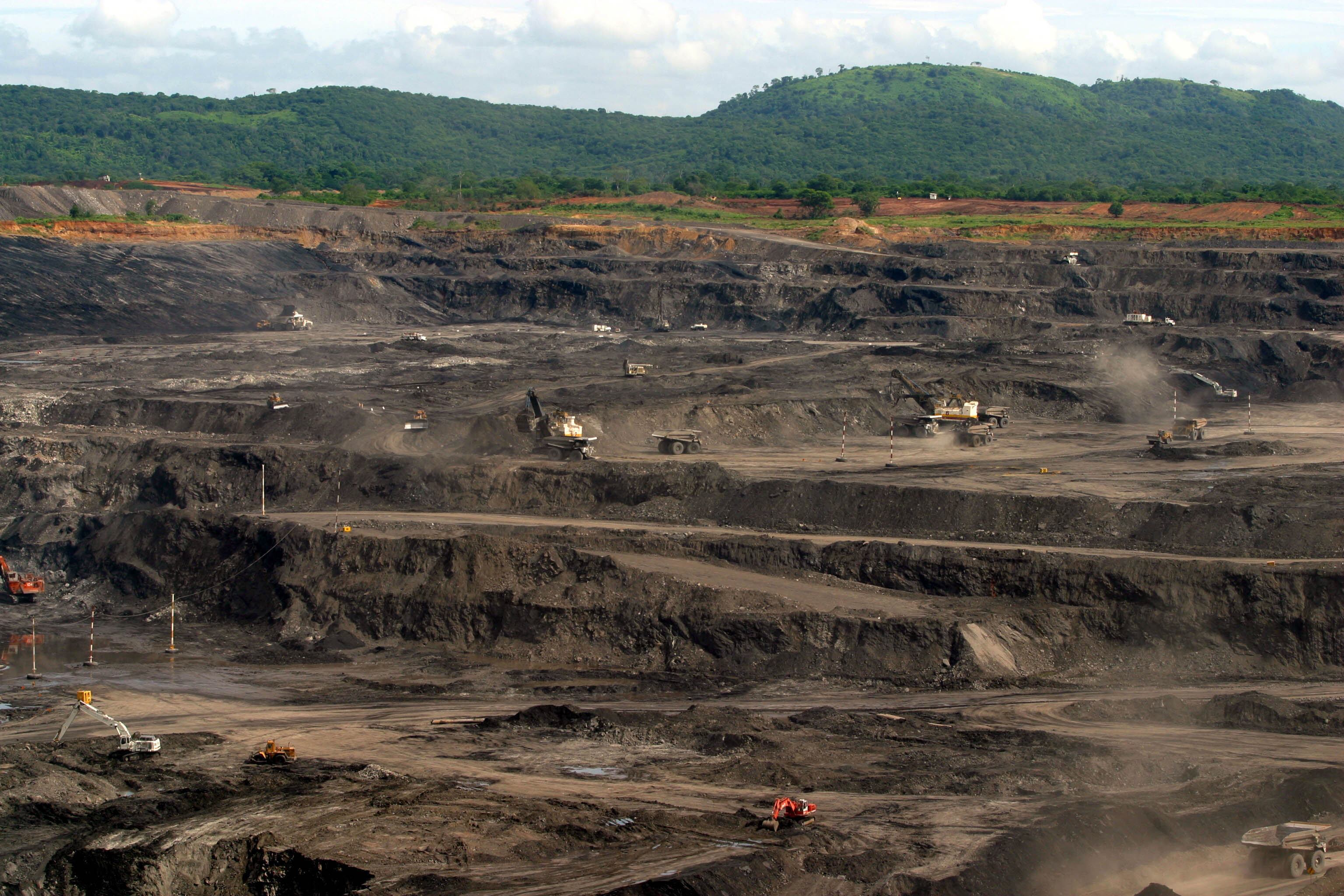 FOTO # 48(HORIZONTAL) FO5048MINAMINA DE CERREJON, LA GUAJIRA, NOV. 14. LA MINA CERREJON TRABAJA EN JORNADA CONTINUA PARA LOGRAR LA META DE ESTE AÑO, QUE APUNTA A LAS 23 MILLONES DE TONELADAS DE CARBON EXTRAIDAS. (JOSE RUIZ- COLPRENSA).