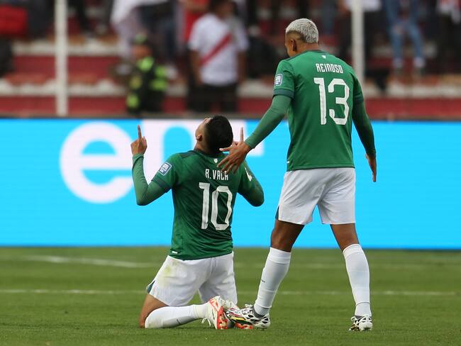 AMDEP2998. LA PAZ (BOLIVIA), 16/11/2023.- Ramiro Vaca (i) de Bolivia celebra un gol hoy, en un partido de las Eliminatorias Sudamericanas para la Copa Mundial de Fútbol 2026 entre Bolivia y Perú en el estadio Hernando Siles en La Paz (Bolivia). EFE/ Luis Gandarillas