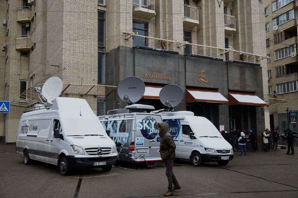 Periodistas trabajando en la puerta de un hotel en Maidan Square el 1 de marzo de 2022 en Kiev, Ucrania. (Photo by Pierre Crom/Getty Images)