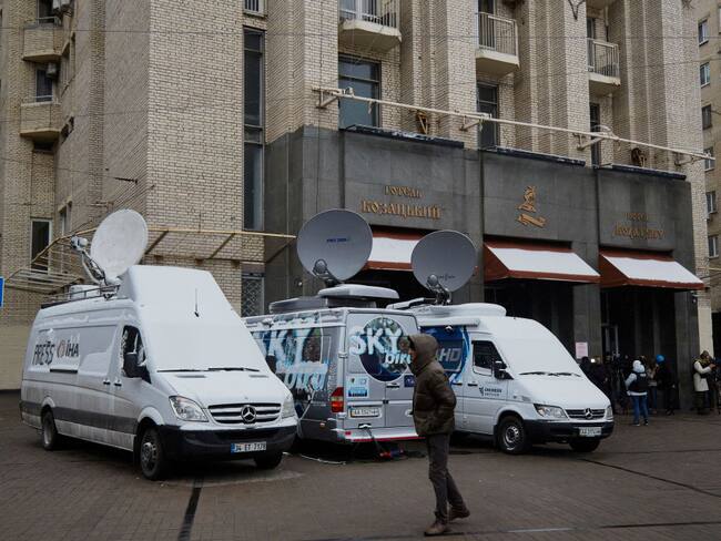 Periodistas trabajando en la puerta de un hotel en Maidan Square el 1 de marzo de 2022 en Kiev, Ucrania. (Photo by Pierre Crom/Getty Images)