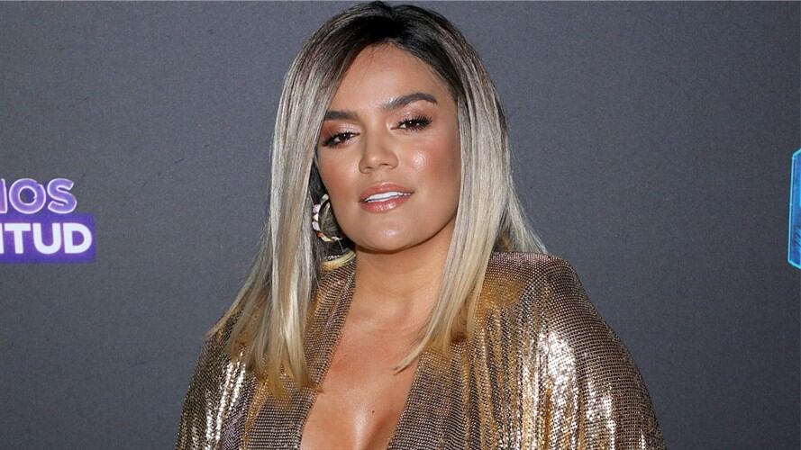 Karol G ‘enloqueció’ a sus seguidores con fotos en toalla y sin sostén . Foto: Alexander Tamargo/Getty Images