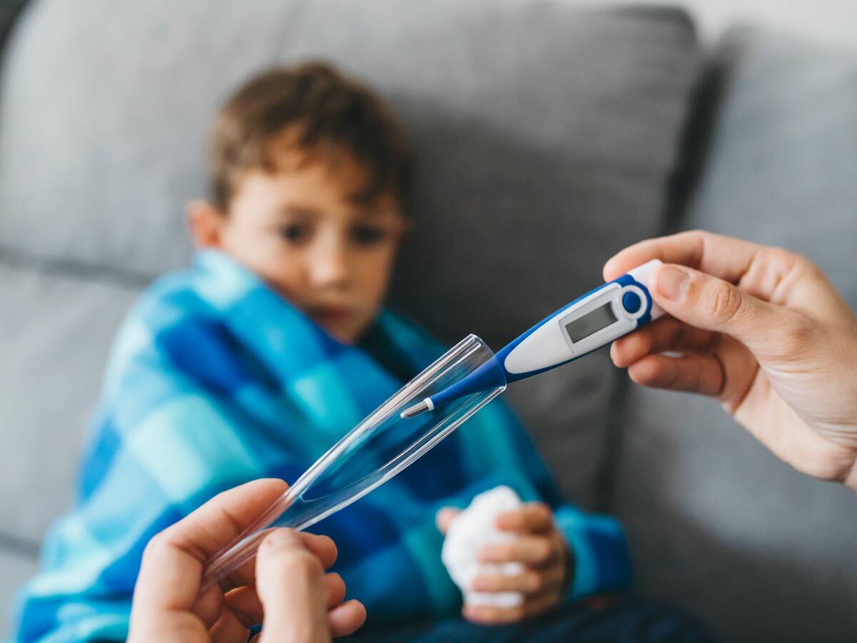 ¿Qué se debe hacer si un menor tiene fiebre? Pediatra explicó