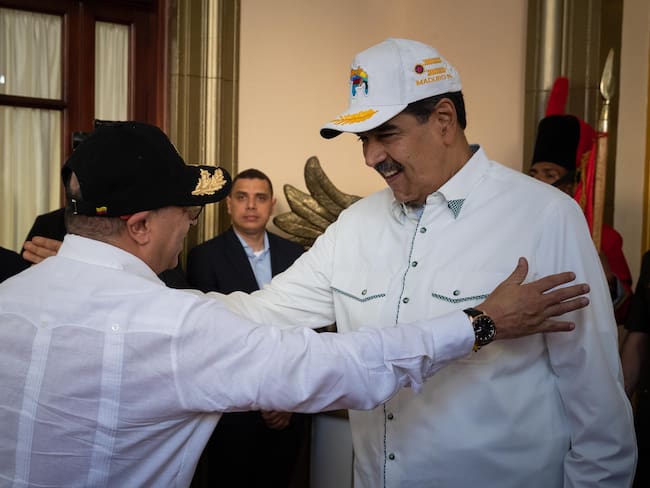 CARACAS (VENEZUELA), 09/04/2024.- El presidente de Colombia, Gustavo Petro  (i), se reúne con el presidente de Venezuela, Nicolás Maduro (d), este martes en el Palacio de Miraflores, en Caracas (Venezuela). El presidente de Venezuela, Nicolás Maduro, recibió este martes a su homólogo de Colombia, Gustavo Petro, en el palacio presidencial de Miraflores, en Caracas, en un momento de especial tensión entre ambos países, después de que el colombiano cuestionara las inhabilitaciones de opositores venezolanos que han impedido sus postulaciones como candidatos a las elecciones presidenciales del 28 de julio. EFE/ Rayner Peña R.