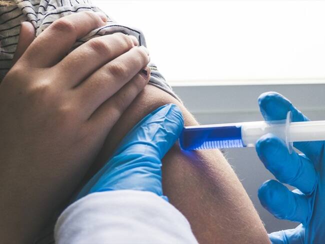 Madre de estudiante opina del polémico anuncio de escuela en Miami sobre la vacuna