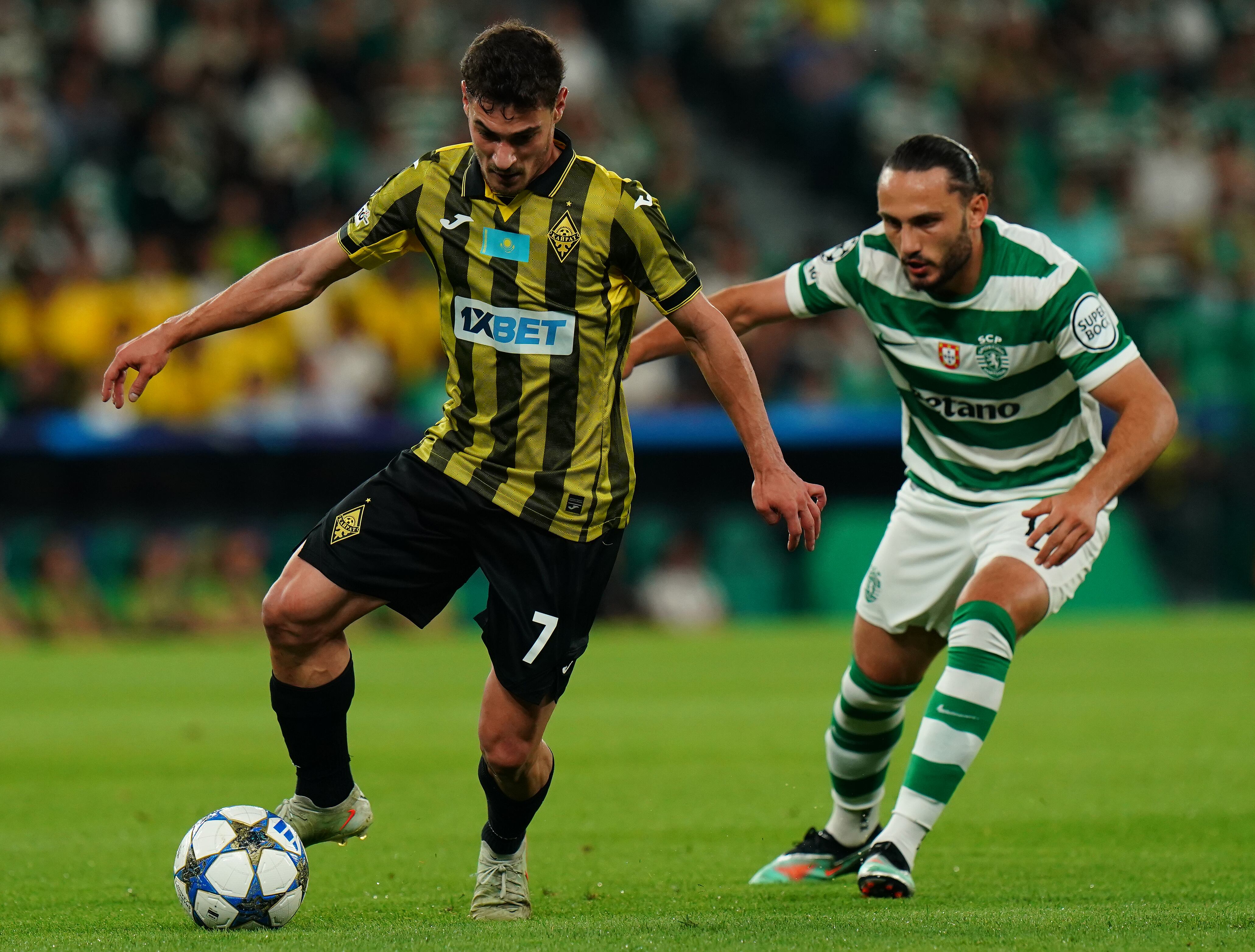 Jorginho del FC Kairat Almaty con Giorgi Kochorashvili del Sporting CP, el 18 de septiembre de 2025 en Lisboa, Portugal. (Foto de Gualter Fatia/Getty Images)