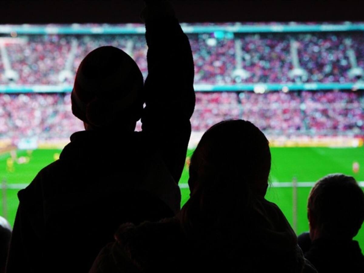El hombre que le narra e interpreta partidos de fútbol a personas invidentes y sordas