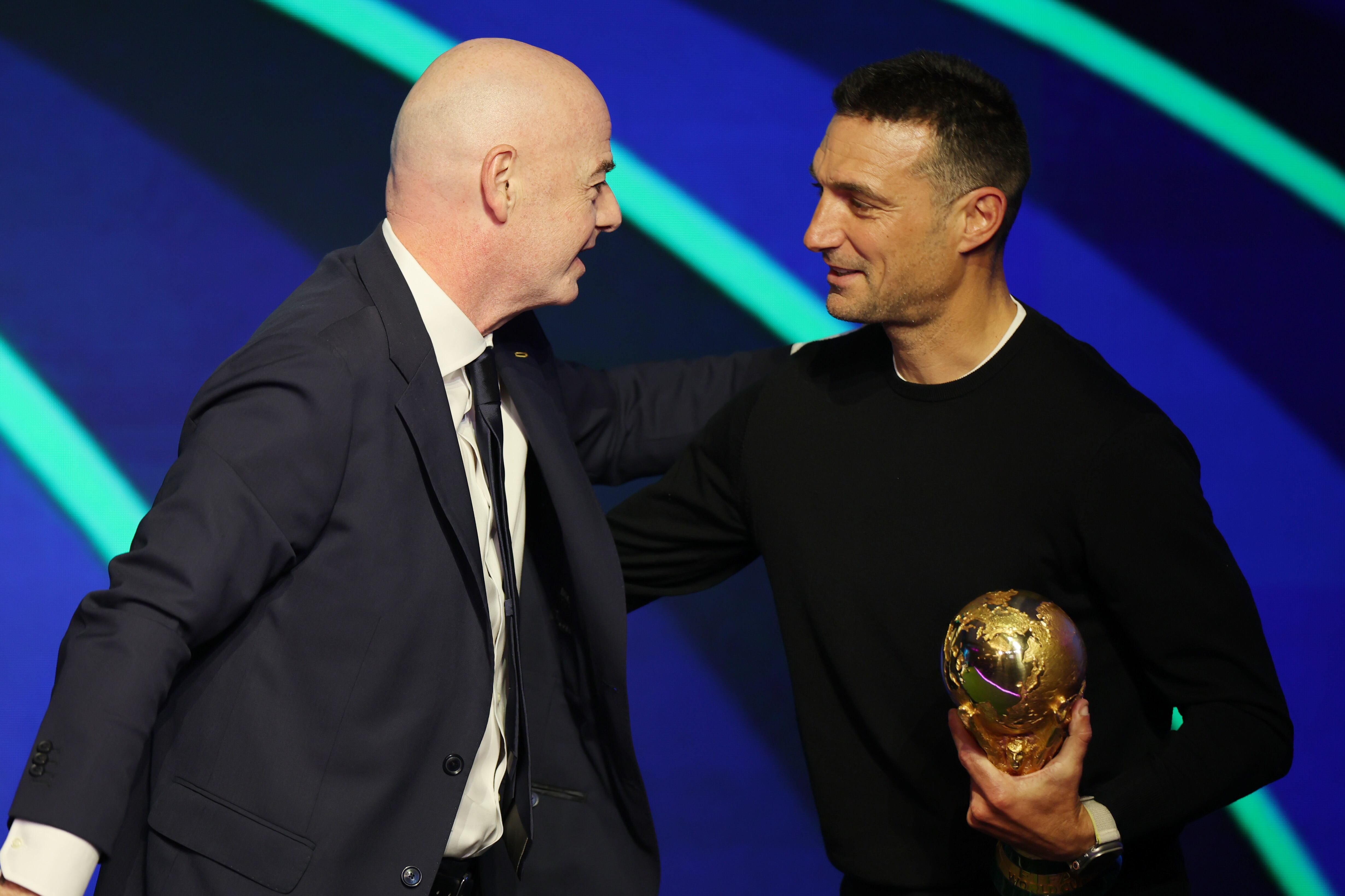Infantino y Scaloni en el Sorteo Mundialista. Foto: Hector Vivas - FIFA/FIFA via Getty Images
