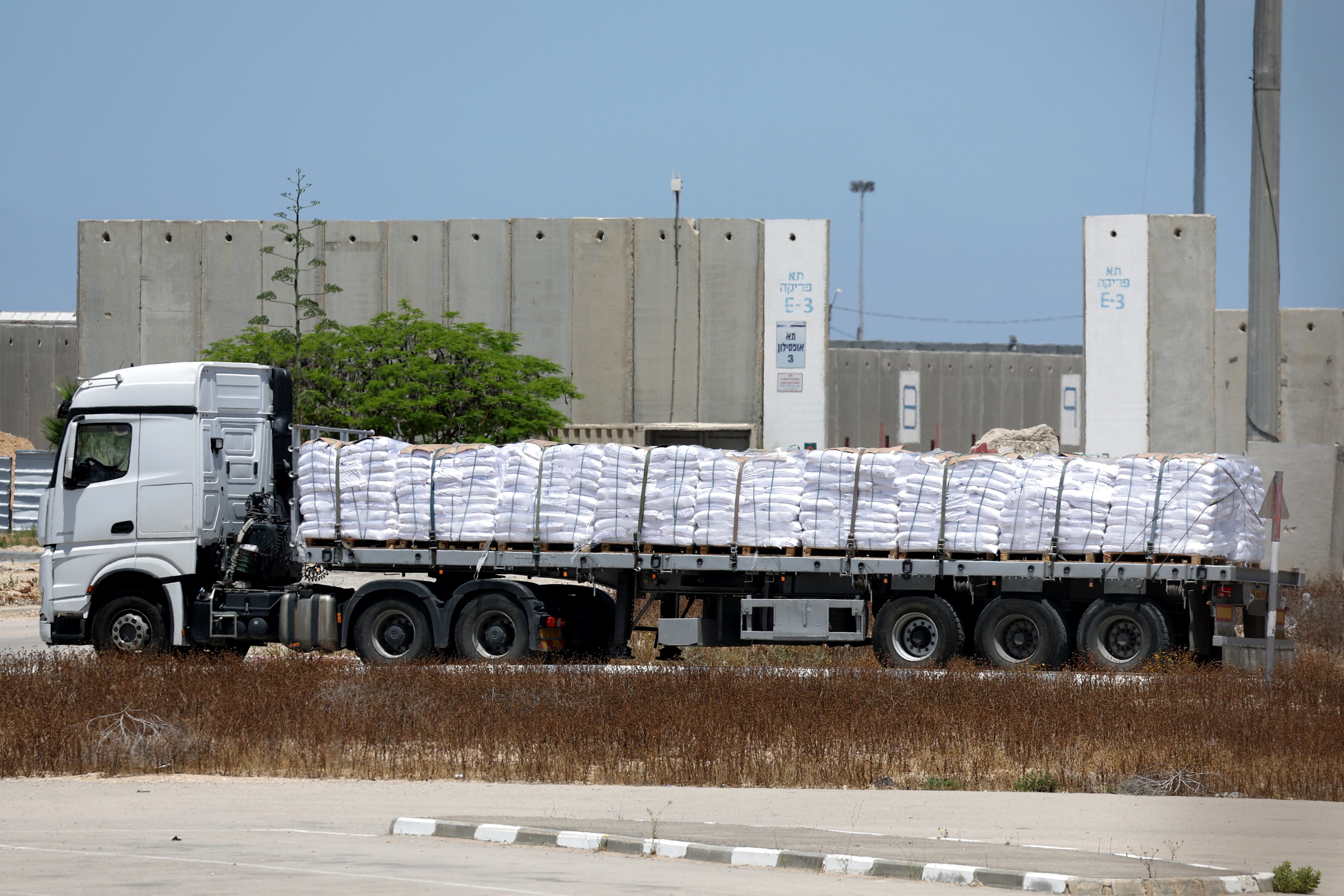 Camión de ayuda humanitaria. Foto: JACK GUEZ/AFP via Getty Images.