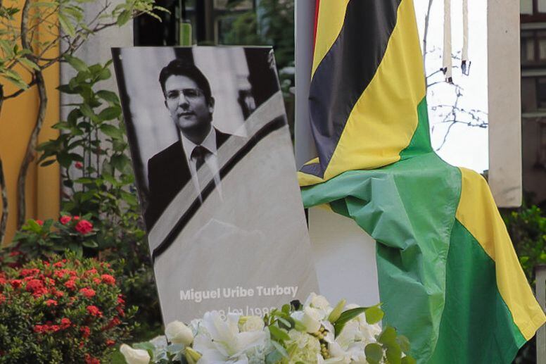 En la Gobernación de Santander se rindió homenaje a Miguel Uribe Turbay. Foto: Gobernación de Santander. 