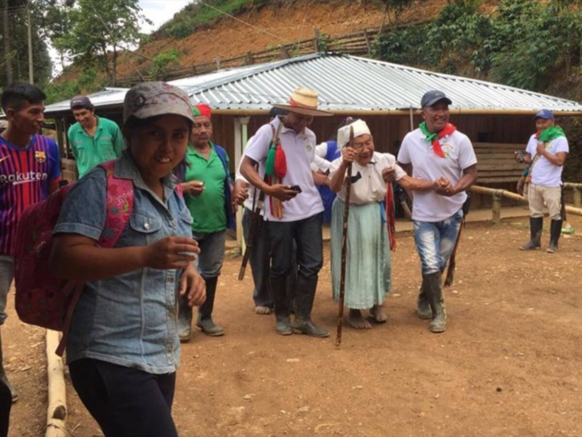 Denuncian confinamiento de 100 familias tras combates en Suárez, Cauca