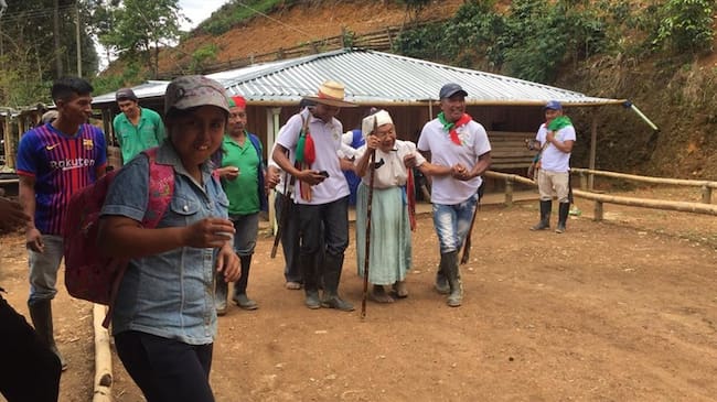 Organizaciones sociales y defensoras de derechos humanos denunciaron que más de 100 familias se encuentran en situación de confinamiento luego de los combates. Foto: Guardia Indígena y Asocordillera