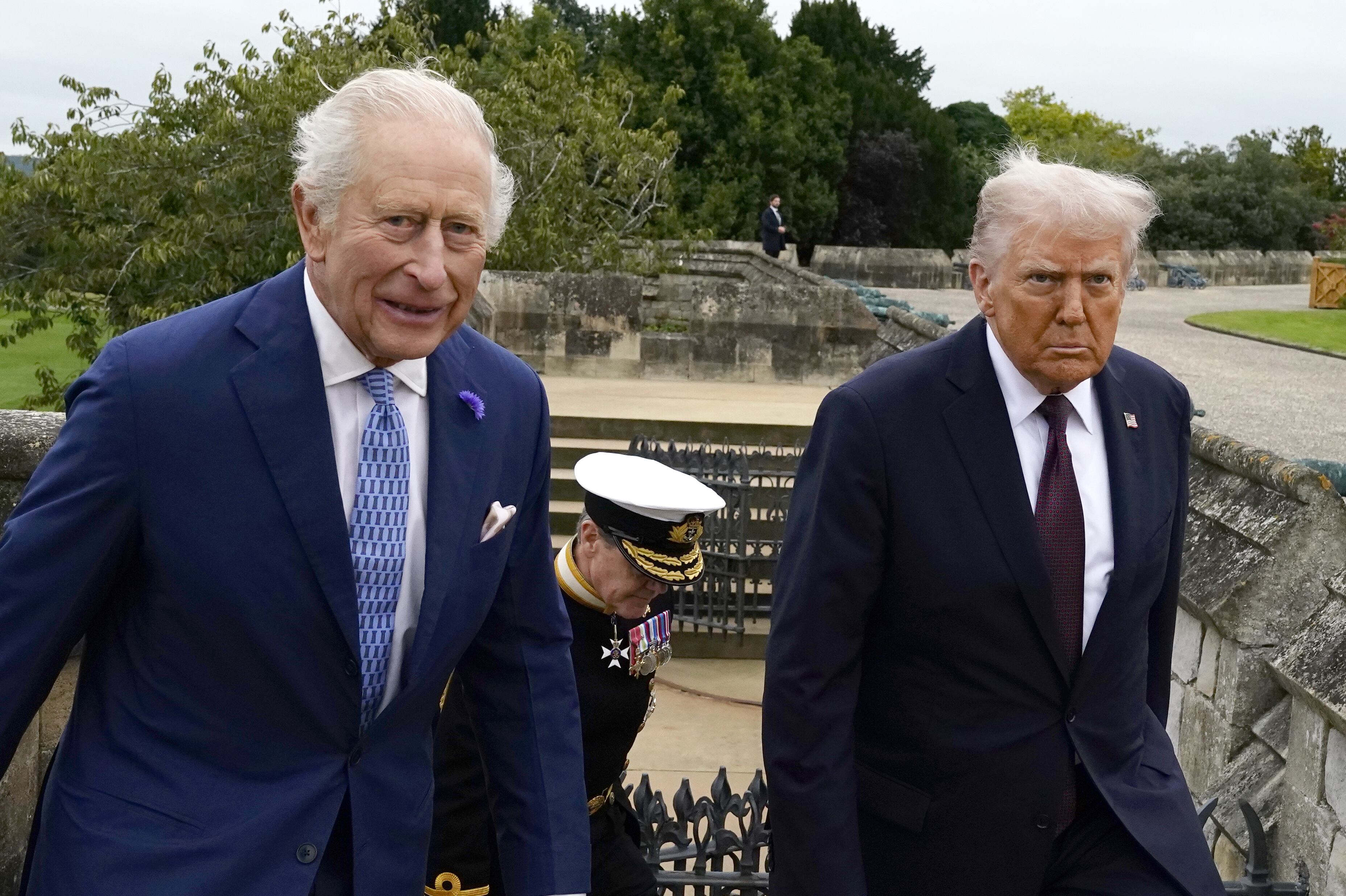 El presidente de Estados Unidos, Donald Trump, y el rey Carlos III tras una ceremonia militar en el Castillo de Windsor durante la visita de Estado del presidente de los Estados Unidos de América el 17 de septiembre de 2025 en Windsor, Inglaterra. (Foto de Jordan Pettitt - WPA Pool/Getty Images)