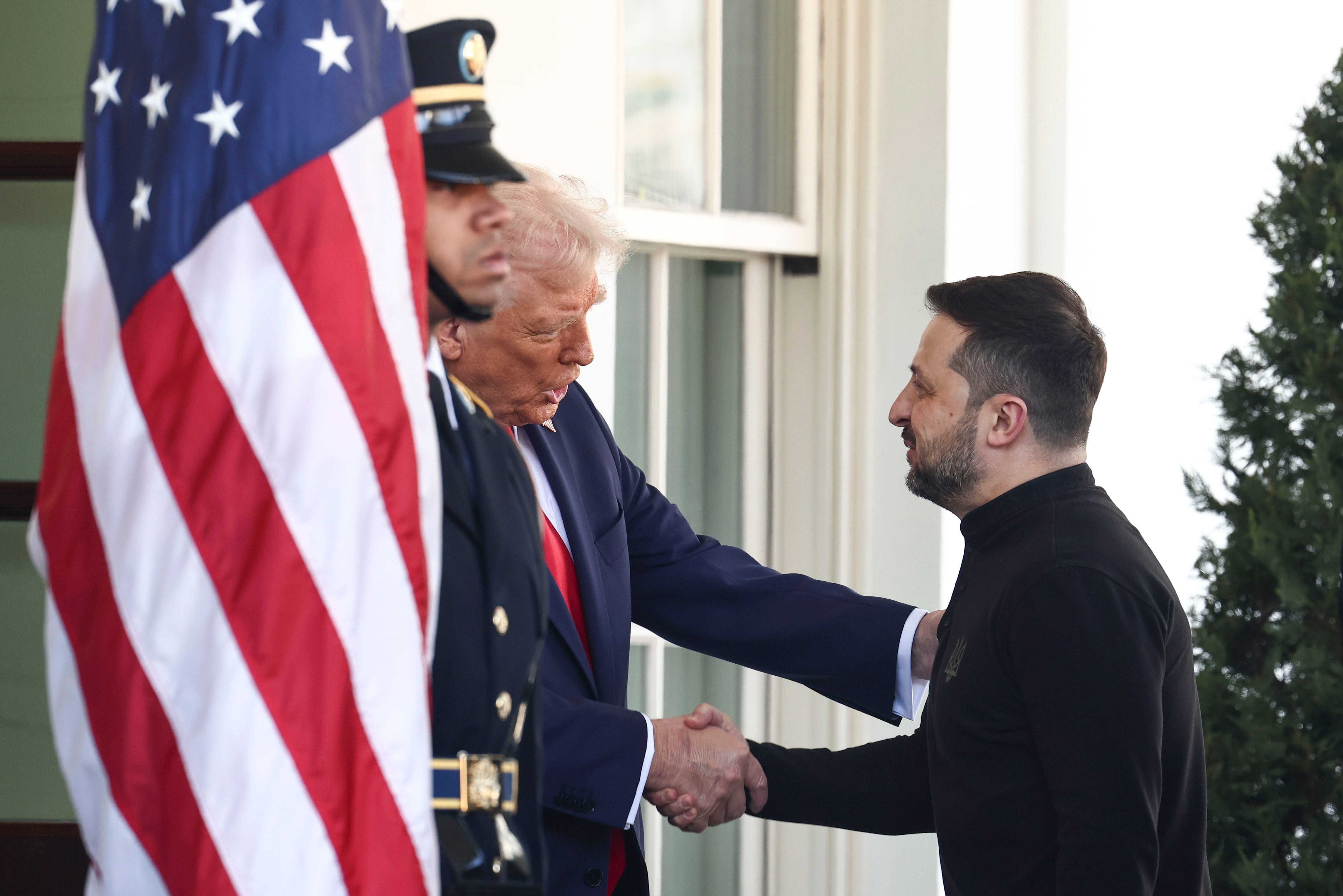 Donald Trump y Volodímir Zelenski en las afueras de la Casa Blanca en Washington. FOTO: EFE/EPA/JIM LO SCALZO / POOL