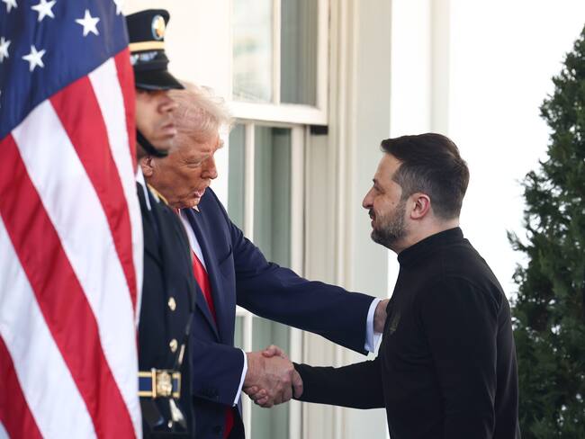 Donald Trump y Volodímir Zelenski en las afueras de la Casa Blanca en Washington. FOTO: EFE/EPA/JIM LO SCALZO / POOL