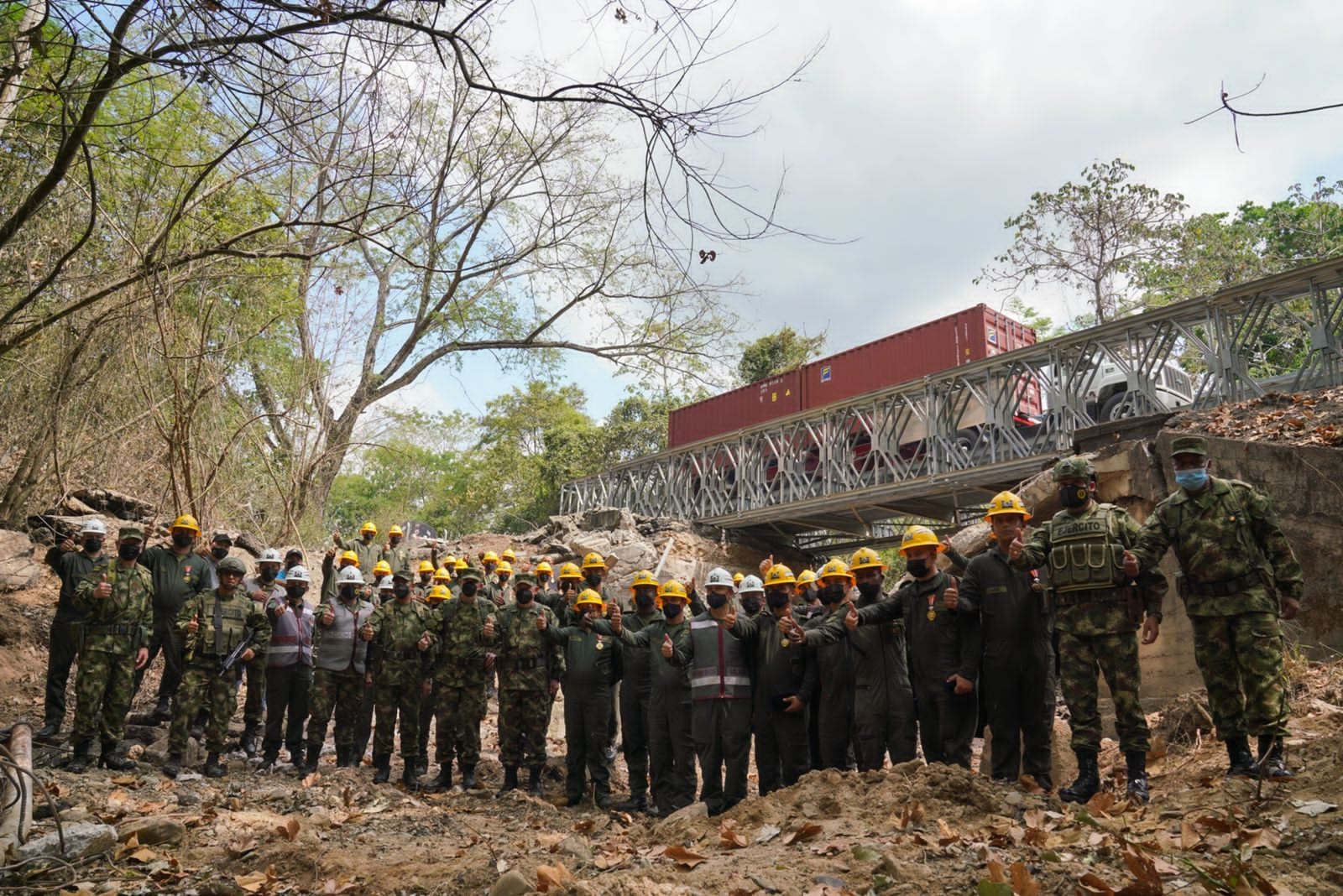 Ejército condecoró a soldados que instalaron puente militar en Pailitas, Cesar. Foto: Ejército Nacional